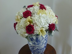 hydrangea and rose vase arrangement